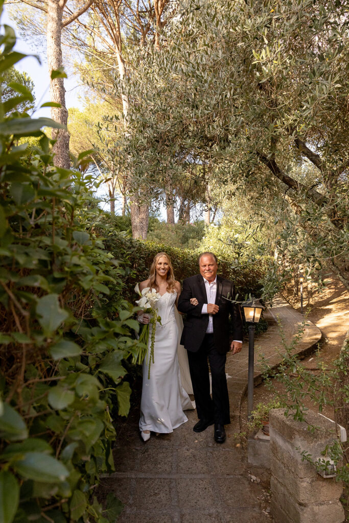 dad walking bride down the aisle to her wedding at le 7 fonti in rome
